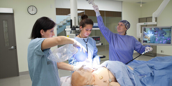 Medical students with simulation dummy
